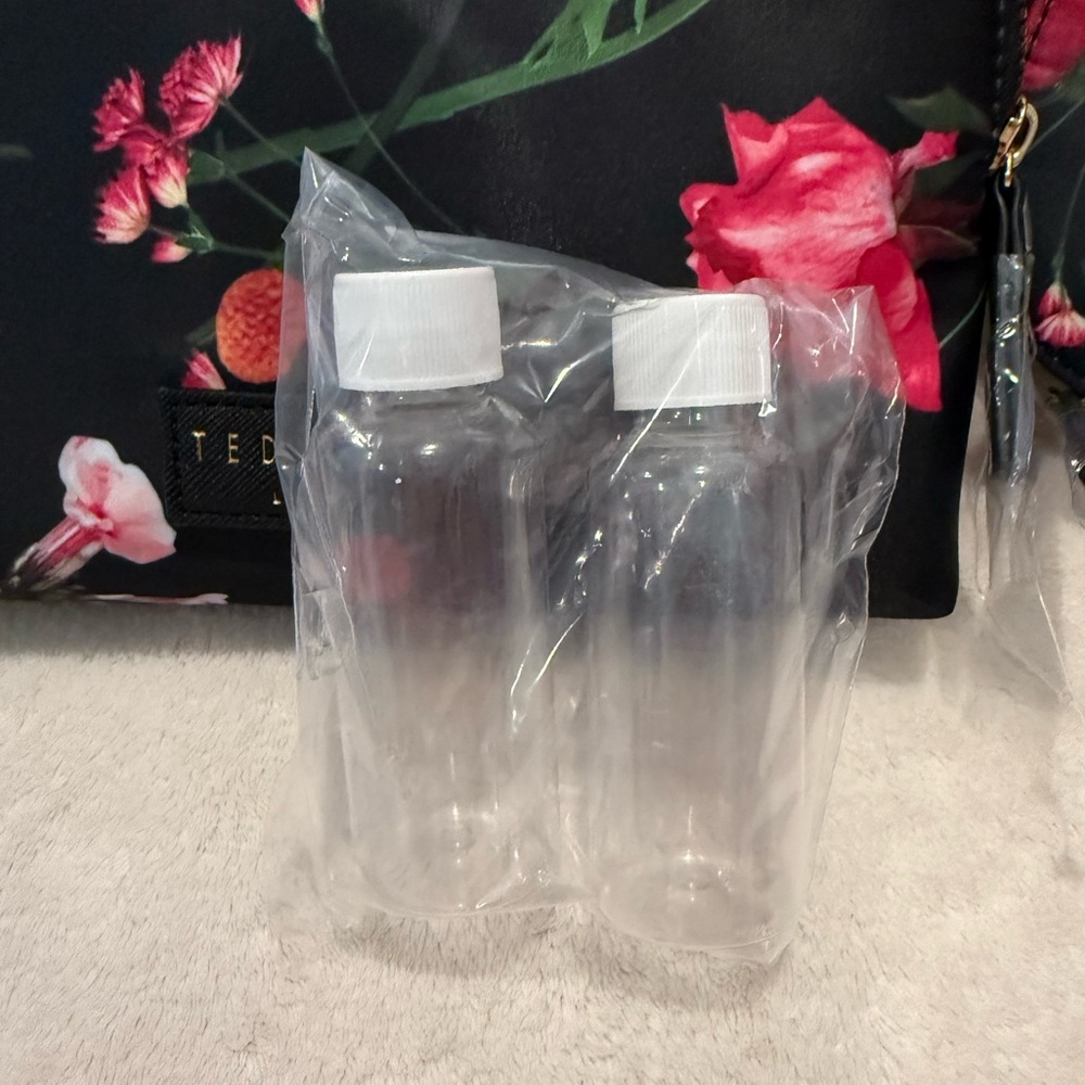 NWOT Ted Baker London 4-piece cosmetic travel set in “Scattered Bouquet” pattern - Picture 5 of 7